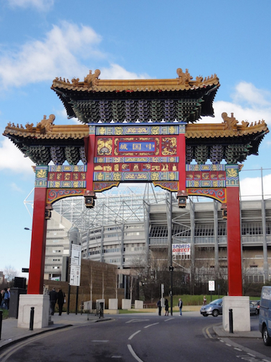 De poort van Chinatown en het stadion van Newcastle United.