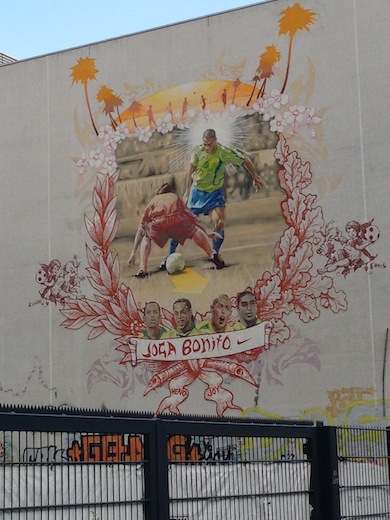 Dit kunstwerk is gemaakt in samenwerking met Nike. Door sommige mensen gehaat vanwege zijn commerciële karakter, maar door anderen geliefd door zijn schoonheid.