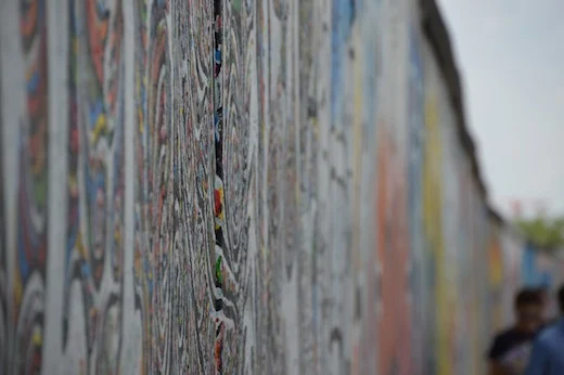 Als mensen aan street art in Belijn denken, dan denken ze aan de East Side Gallery. Hoewel deze plek vaak alleen als toeristische plek wordt gezien, is hier een belangrijk deel van de street art cultuur in Berlijn ontstaan.