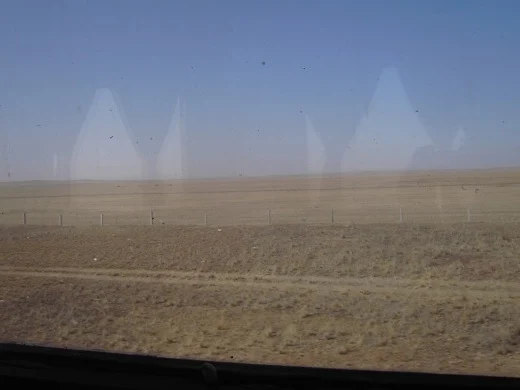 De trein rijdt dwars door de Gobiwoestijn.