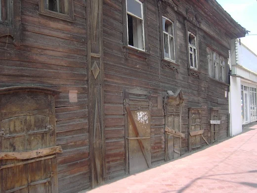 Irkoetsk is bekend om haar typische houten huizen.