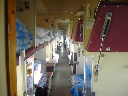 De treinreis wordt weer opgepakt, op weg naar Mongolië. Dit is een derde klas wagon. Duidelijk minder privacy.