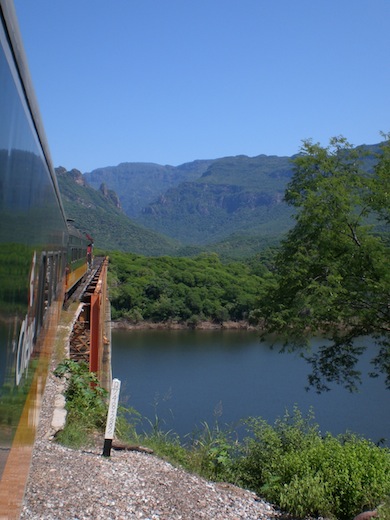 De trein passeert de ene na de andere brug: 37 in totaal.