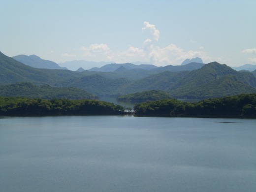 De uitzichten tijdens de treinreis zijn verbluffend mooi.