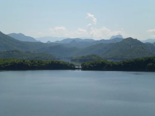 De uitzichten tijdens de treinreis zijn verbluffend mooi.