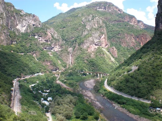 Na iedere bocht is het uitzicht weer compleet anders.