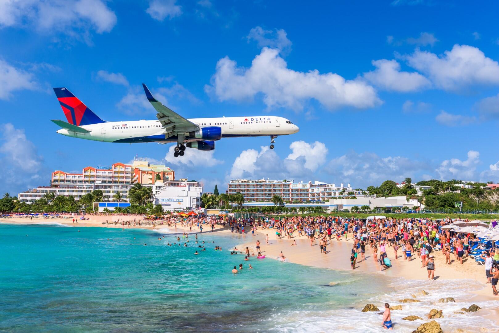 Vliegtuig vlak boven het strand