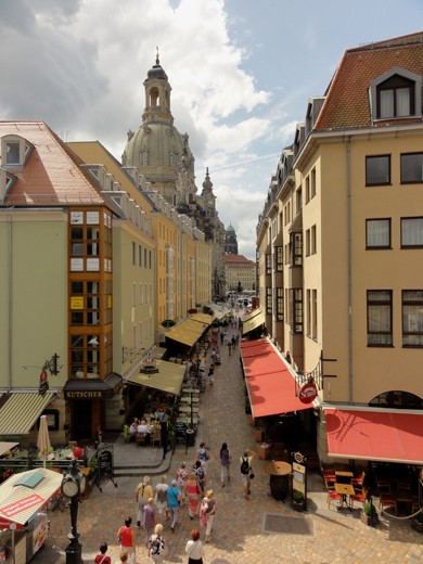 Gezellige straatjes rond de imposante Frauenkirche.