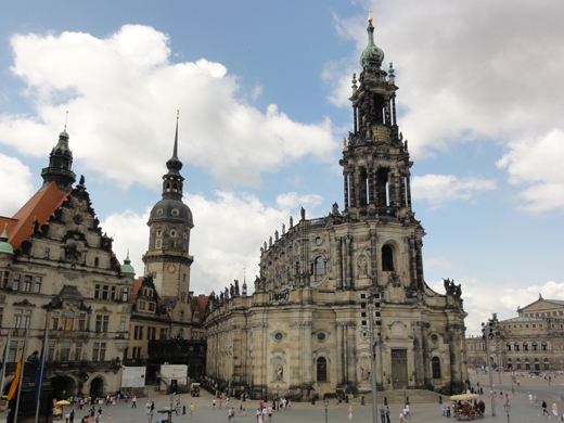 De Katholische Hofkirche aan de Schloßplatz.