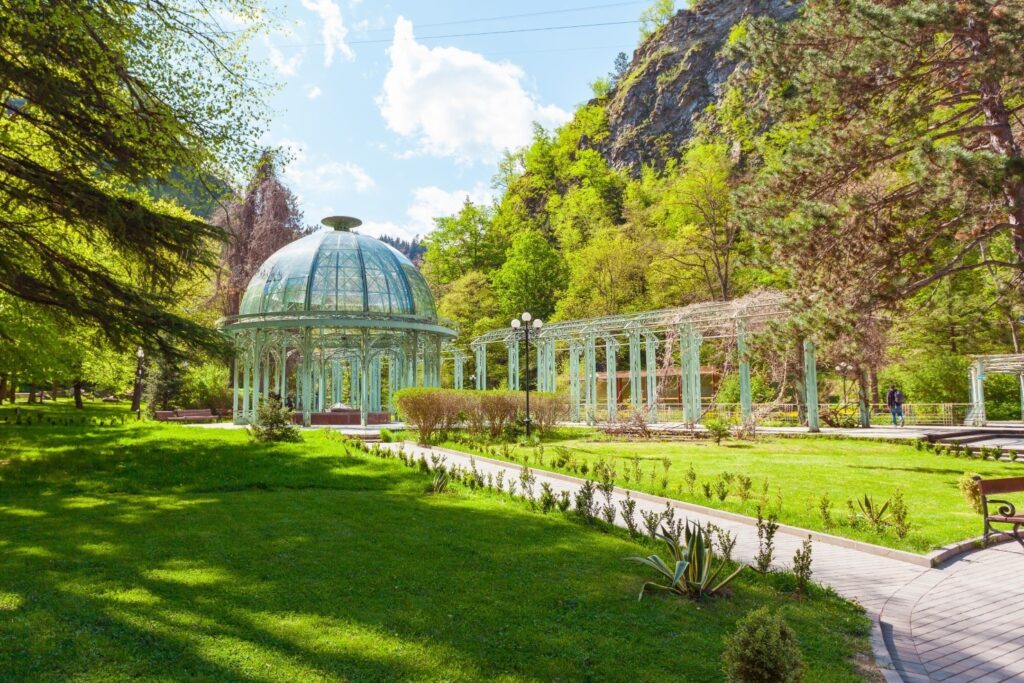 Mineraalwaterpaviljoen in het Central Park van Borjomi