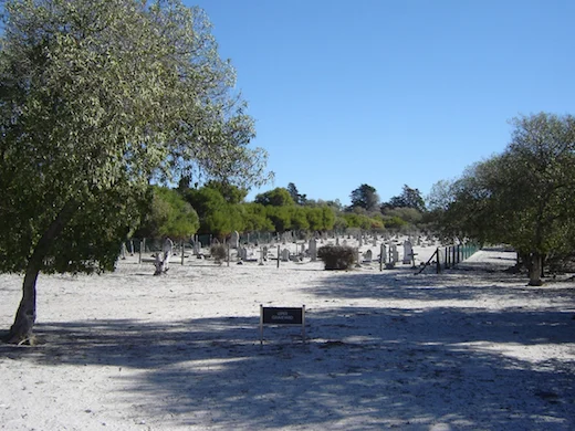 De begraafplaats van ex-werknemers op het gevangeniseiland.