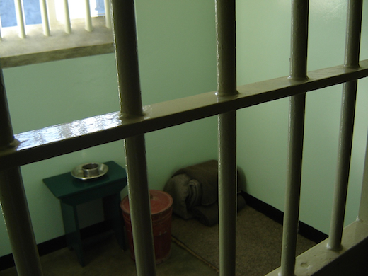 De rondleiding wordt afgesloten met een kijkje in de voormalige cel van Mandela.