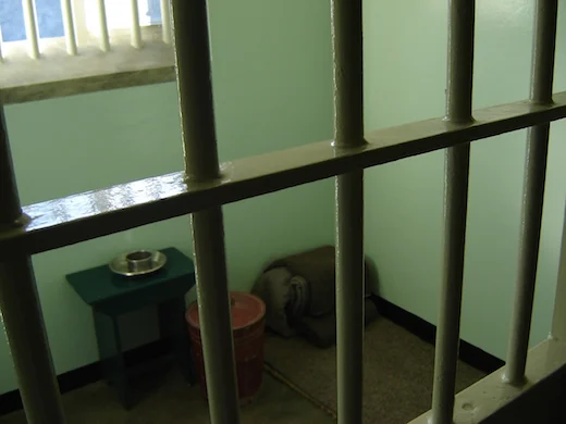 De rondleiding wordt afgesloten met een kijkje in de voormalige cel van Mandela.