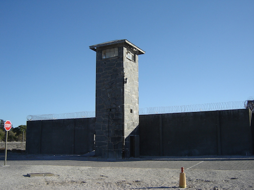 We komen aan bij de gevangenis zelf.