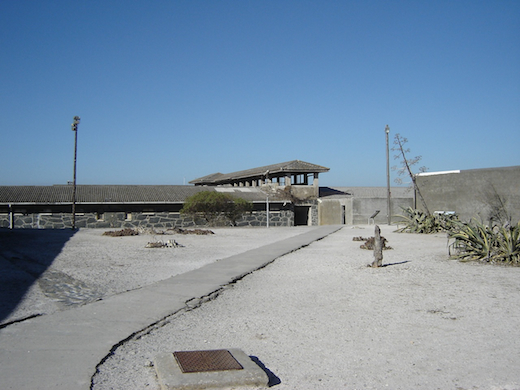 Hij zal ons door de gevangenis leiden en uitleg geven.