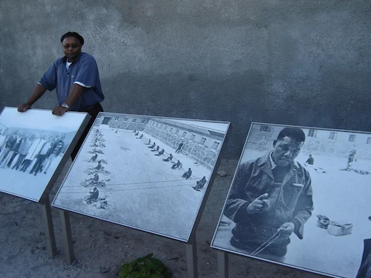 Daar worden we opgewacht door deze ex-gevangene.