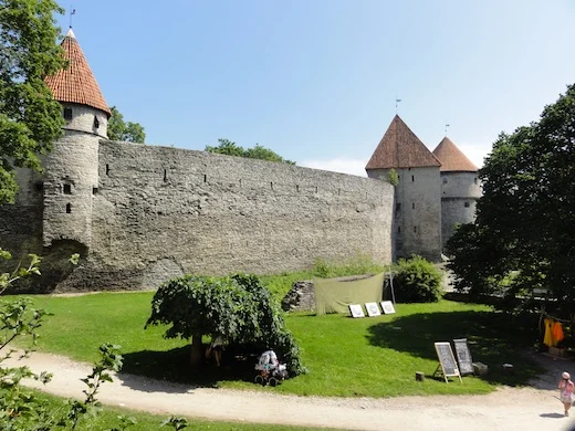 De stadsmuur met haar karakteristieke torens aan de voet van de Domberg.