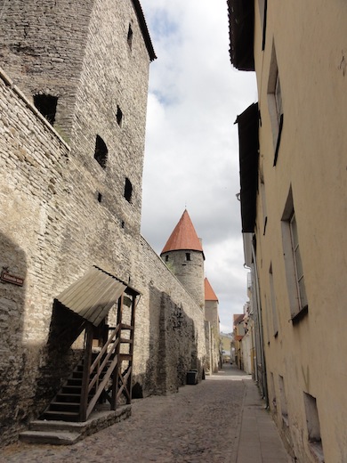 Nauwe straatjes langs de stadsmuur.