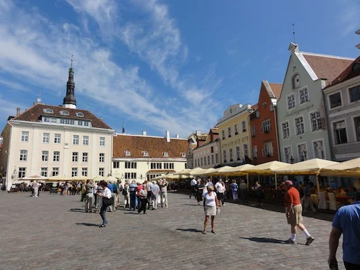 Het Raadhuisplein is het centrum van de benedenstad.