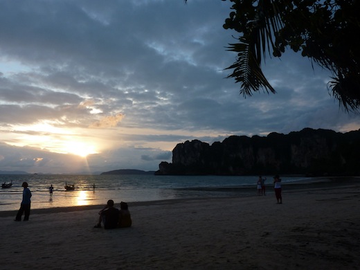 Vanaf het strand aan de westkust kijken naar de zonsondergang.
