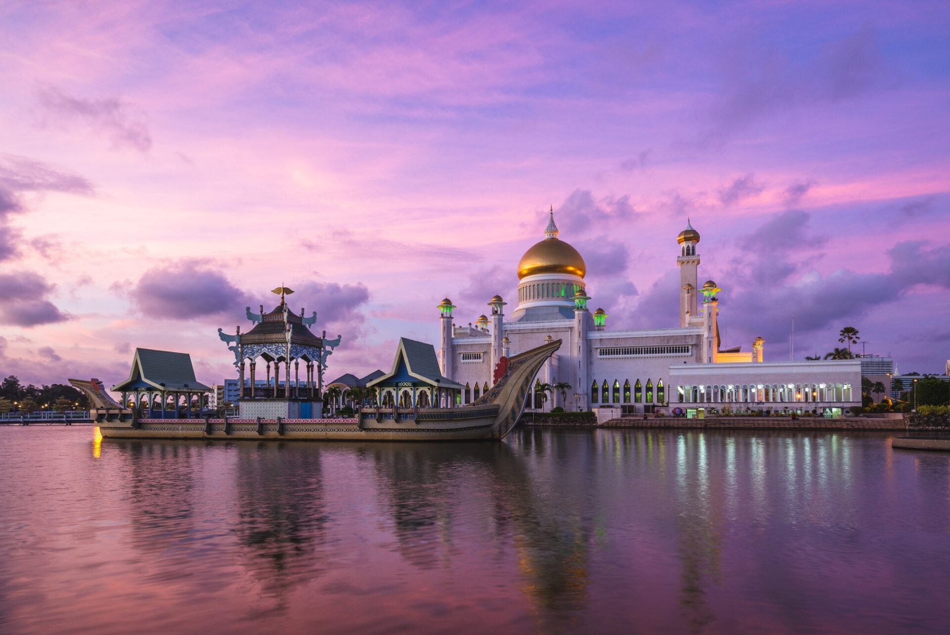 Omar Ali Saifuddien Mosque in Bandar Seri Begawan, brunei